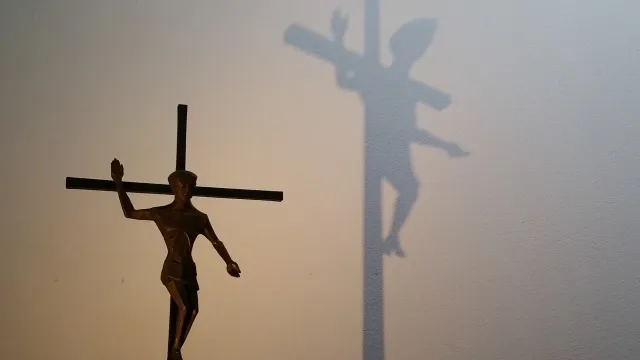 Kreuz (Foto: Werner Näf) Kreuz — Wallisellen (Foto: Werner Näf)