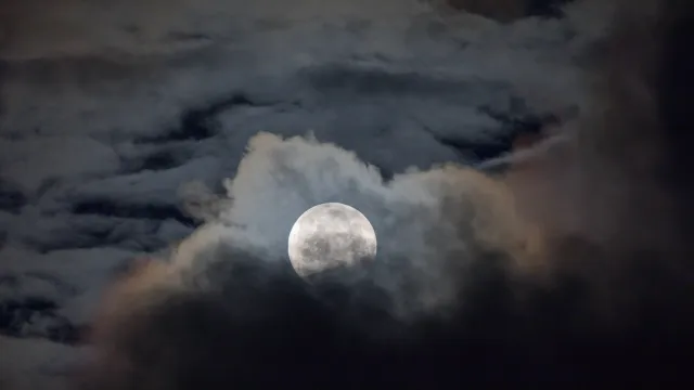 Wolken und Vollmond (Foto: Peter Wehrli) Wolken und Vollmond — Der Vollmond zeigt sich kurz nach und vor dem Regen (Foto: Peter Wehrli)