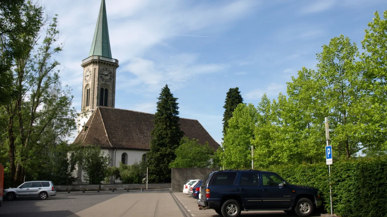 Kirche-Parkplatz (Foto: Heinz Wilhelm)
