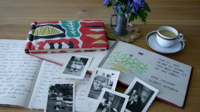 Alben mit Kaffeetasse und Blumen Bild 1 (Foto: Monika Kaspar) Alben mit Kaffeetasse und Blumen Bild 1 (Foto: Monika Kaspar)