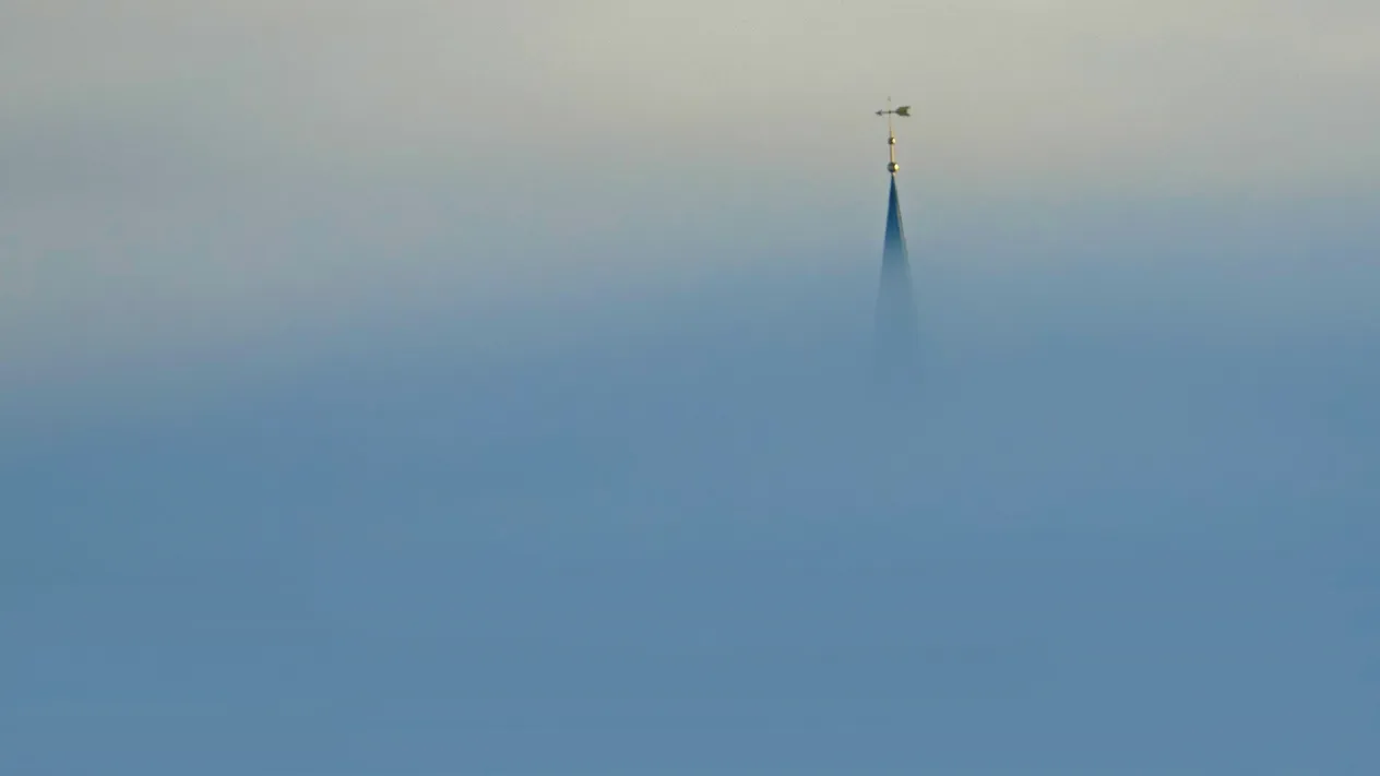 Kirchturm im Nebel (Foto: Gabriele Saputelli)