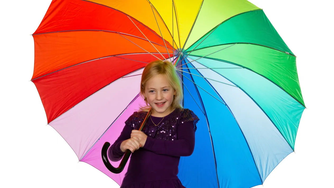 Kind_mit_einem_bunten_Regenschirm (Foto: bilderbox.com)