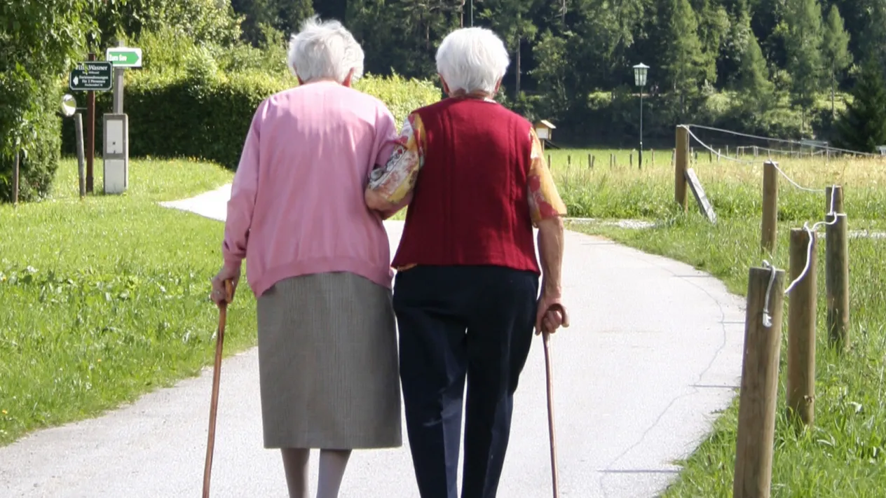zwei Seniorinnen unterwegs
