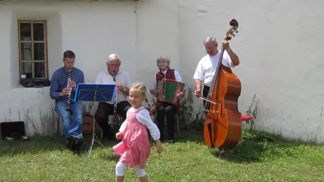 Ladina beim Tanzen (Foto: Fundaziun Baselgia San Niclà) Ladina beim Tanzen — Chapella Engiadina bei der Jubiläumsfeier 25 Jahre Kulturzentrum (Foto: Fundaziun Baselgia San Niclà)